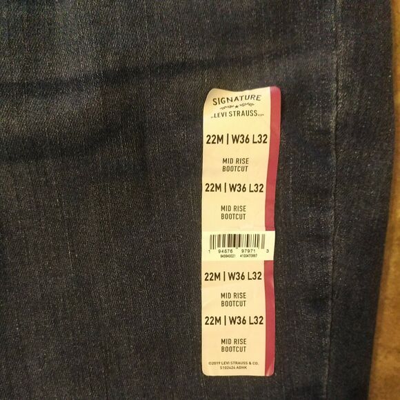 Levis Signature Women's size 22M Mid Rise BootCut Stretch Denim Blue Jeans NEW - Picture 2 of 9